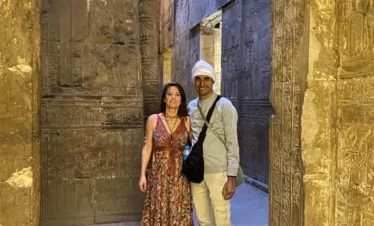 Wael Rasmy, proprietario di Egitto Unico, durante la gita di un giorno ad Abydos e Dendera da Luxor all’interno del tempio con una viaggiatrice.