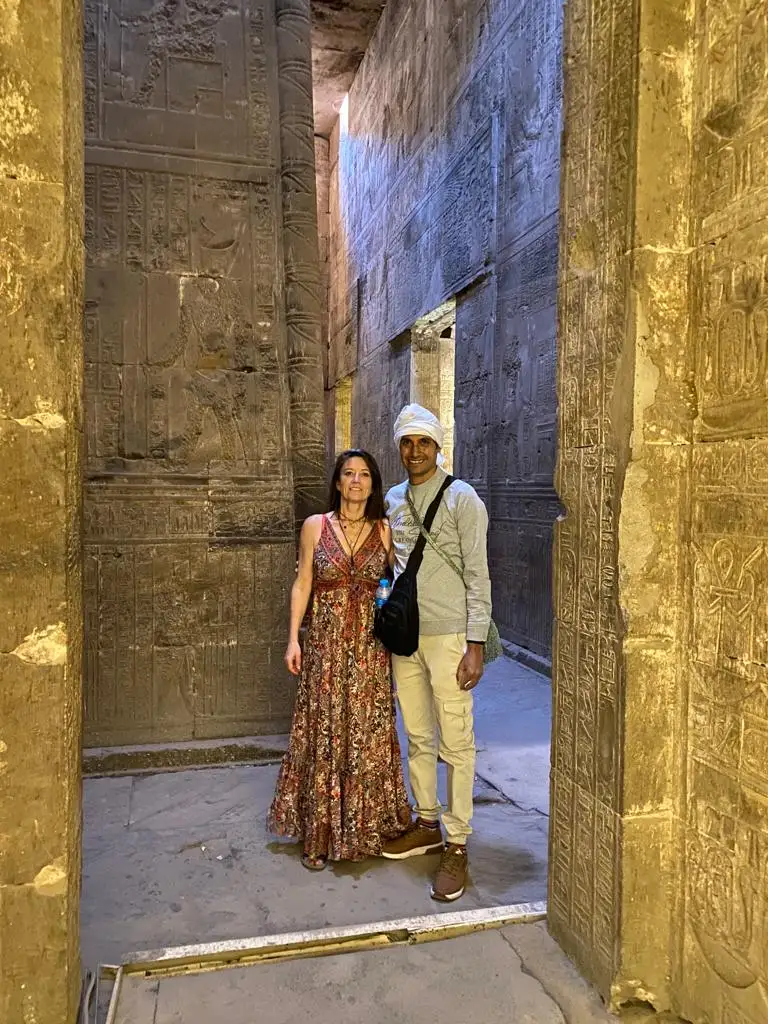 Wael Rasmy, proprietario di Egitto Unico, durante la gita di un giorno ad Abydos e Dendera da Luxor all’interno del tempio con una viaggiatrice.