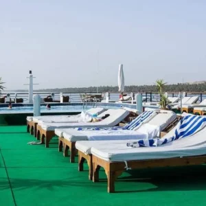 Area solarium con piscina e lettini della nave M/S Magic – Crociera sul Nilo 5 giorni 4 notti da Luxor ad Assuan