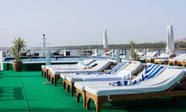 Area solarium con piscina e lettini della nave M/S Magic – Crociera sul Nilo 5 giorni 4 notti da Luxor ad Assuan