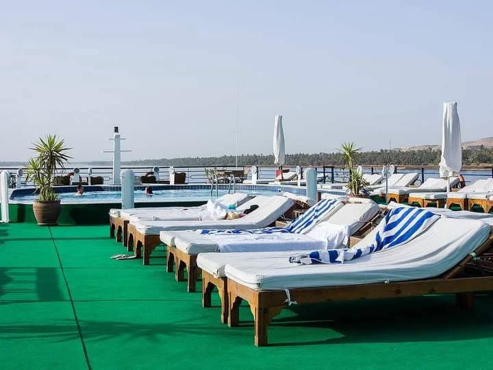 Area solarium con piscina e lettini della nave M/S Magic – Crociera sul Nilo 5 giorni 4 notti da Luxor ad Assuan