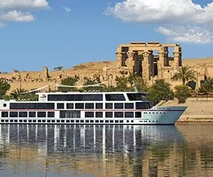 Nave da crociera M/S Magic sul Nilo davanti al Tempio di Kom Ombo – Crociera 8 giorni 7 notti da Luxor ad Assuan