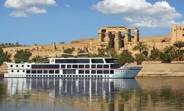 Nave da crociera M/S Magic sul Nilo davanti al Tempio di Kom Ombo – Crociera 8 giorni 7 notti da Luxor ad Assuan