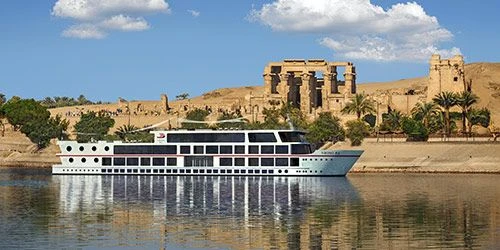 Nave da crociera M/S Magic sul Nilo davanti al Tempio di Kom Ombo – Crociera 8 giorni 7 notti da Luxor ad Assuan