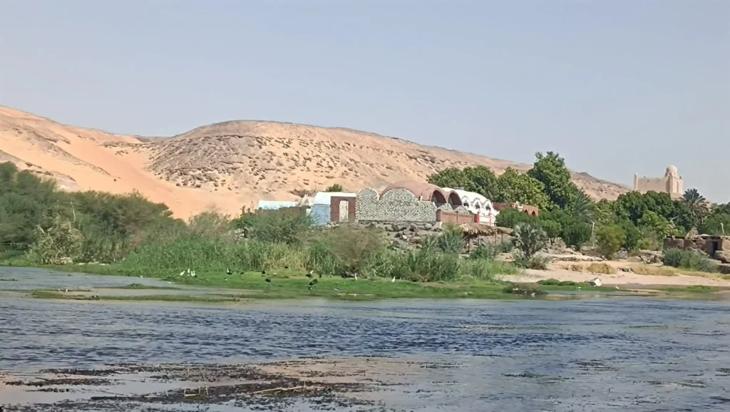 Paesaggio sul Nilo con villaggi nubiani e deserto sullo sfondo – Crociera sul Nilo 8 giorni 7 notti da Luxor ad Assuan