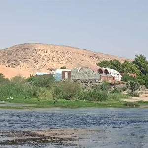 Paesaggio sul Nilo con villaggi nubiani e deserto sullo sfondo – Crociera sul Nilo 8 giorni 7 notti da Luxor ad Assuan