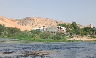 Paesaggio sul Nilo con villaggi nubiani e deserto sullo sfondo – Crociera sul Nilo 8 giorni 7 notti da Luxor ad Assuan