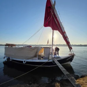 feluca sul Nilo con vela rossa durante crociera privata da Edfu ad Assuan 5 giorni