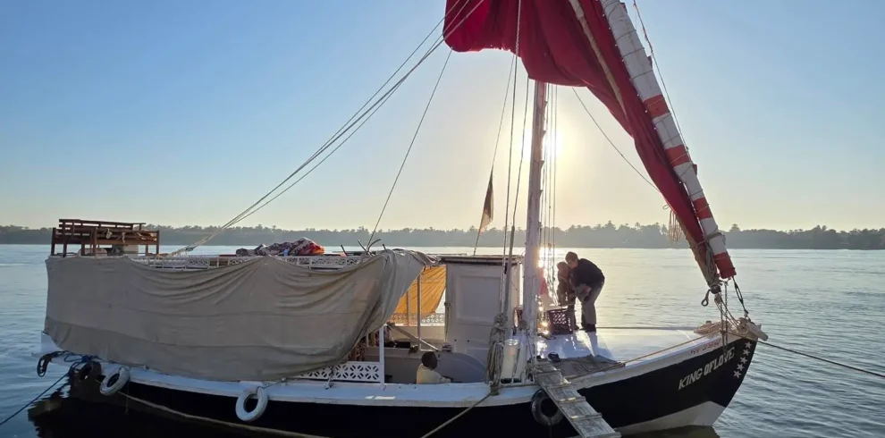 feluca sul Nilo con vela rossa durante crociera privata da Edfu ad Assuan 5 giorni
