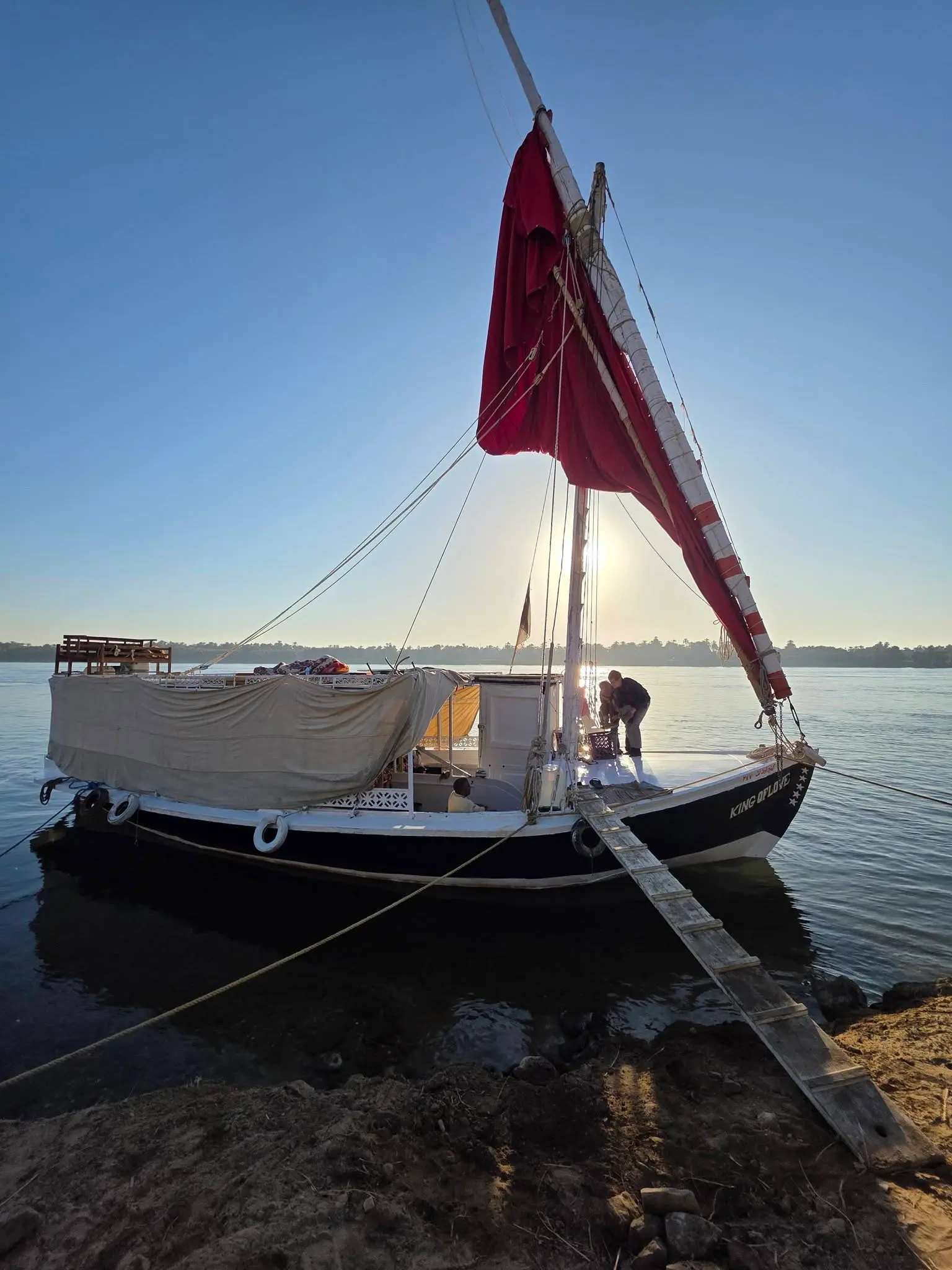 feluca sul Nilo con vela rossa durante crociera privata da Edfu ad Assuan 5 giorni