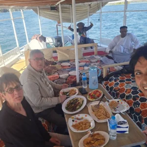 pranzo a bordo feluca durante crociera privata sul Nilo da Edfu ad Assuan