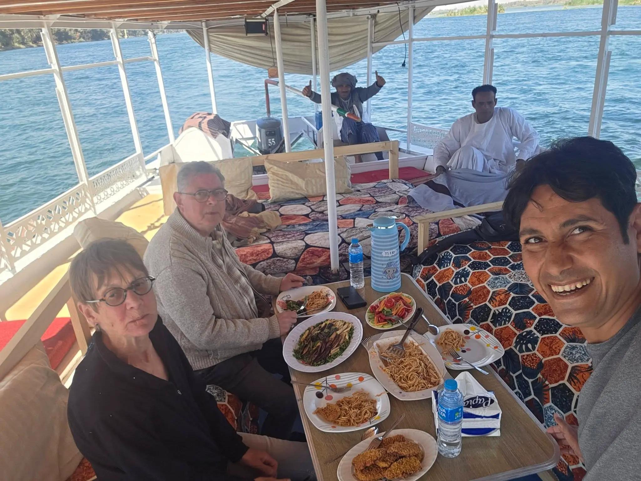 pranzo a bordo feluca durante crociera privata sul Nilo da Edfu ad Assuan