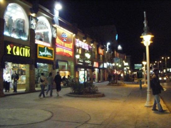heraton Road Hurghada di notte negozi e vita serale