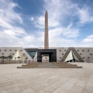 L’ingresso-esterno-del- Grand- Egyptian- Museum-con-Obelisco-tour-cairo-5-giorni