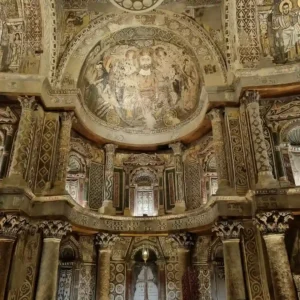 Interno riccamente decorato con affreschi copti storici del Monastero Rosso a Sohag, tappa del tour Egitto di 12 giorni