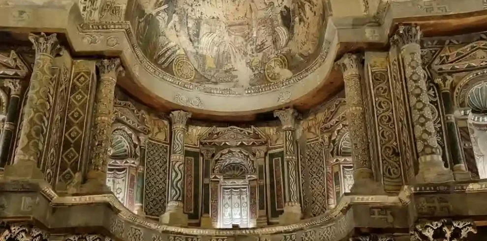 Interno riccamente decorato con affreschi copti storici del Monastero Rosso a Sohag, tappa del tour Egitto di 12 giorni