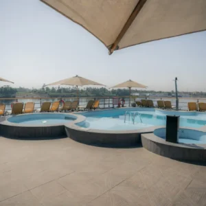 Ponte sole solarium con piscina, lettini e ombrelloni a bordo della crociera sul Nilo M/S Lady Carol e M/S Lady Mary durante la navigazione.