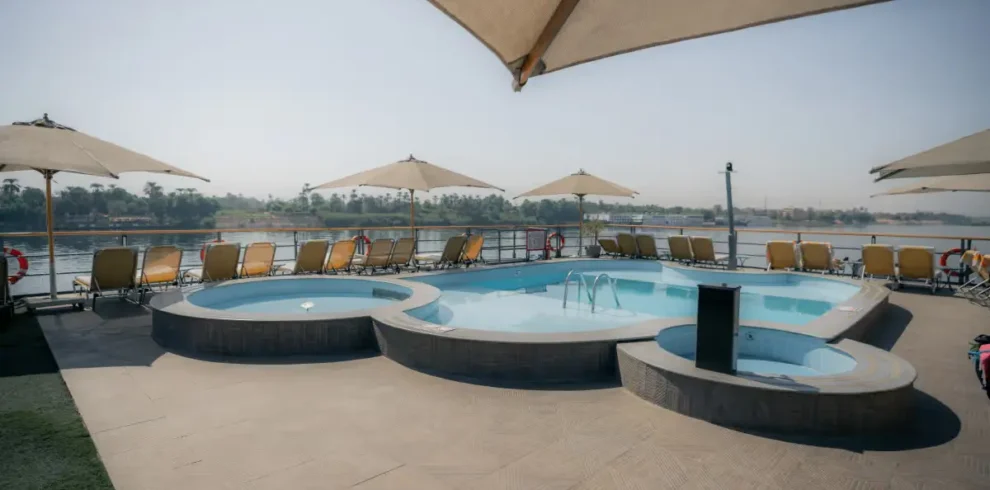 Ponte sole solarium con piscina, lettini e ombrelloni a bordo della crociera sul Nilo M/S Lady Carol e M/S Lady Mary durante la navigazione.