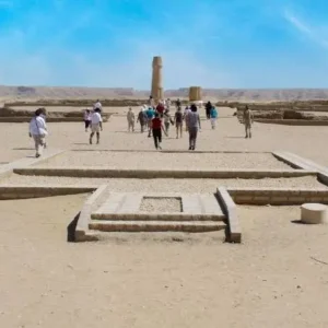 Gruppo di turisti durante la visita guidata tra le rovine storiche di Tell El Amarna nel Medio Egitto