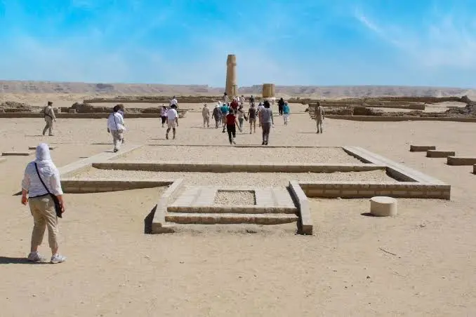 Gruppo di turisti durante la visita guidata tra le rovine storiche di Tell El Amarna nel Medio Egitto