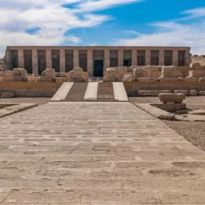 Facciata monumentale del Tempio di Seti I ad Abydos, con colonne e geroglifici.