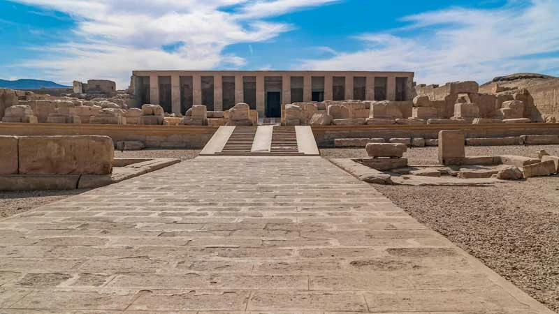 Facciata monumentale del Tempio di Seti I ad Abydos, con colonne e geroglifici.