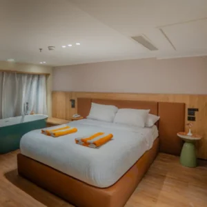 Cabina suite di lusso moderna con letto matrimoniale e vasca da bagno di design a bordo della crociera sul Nilo M/S Lady Mary.