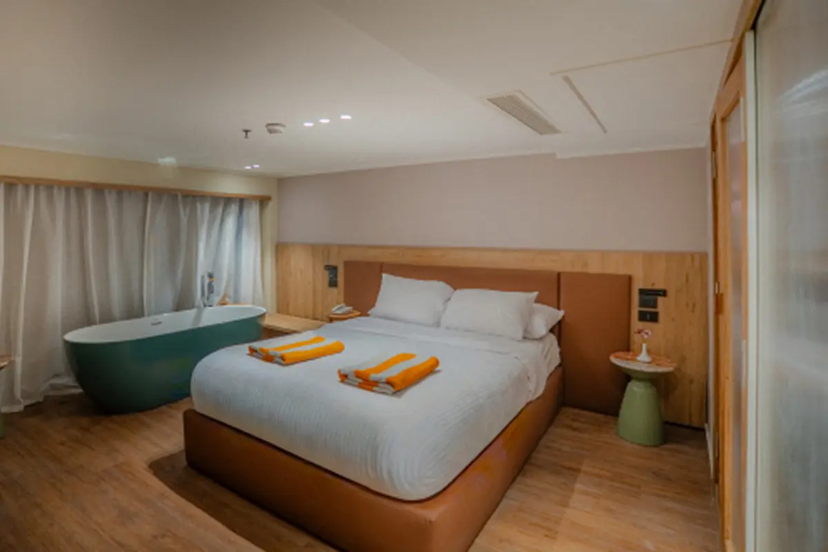 Cabina suite di lusso moderna con letto matrimoniale e vasca da bagno di design a bordo della crociera sul Nilo M/S Lady Mary.