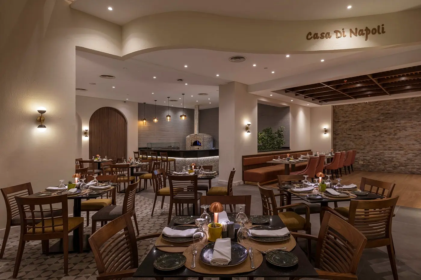 Luxor non è famosa solo per i suoi templi millenari e le tombe dei Faraoni, ma è anche una città ricca di sapori autentici. Che tu stia cercando una cena romantica sul Nilo, una vera esperienza culinaria locale o un'alternativa internazionale, in questa guida trovi una selezione curata dei migliori ristoranti a Luxor, divisi per zona e stile.