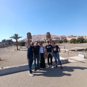 Gruppo di clienti Egitto Unico ai Colossi di Memnone durante l'escursione da Luxor
