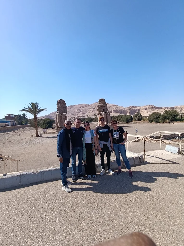 Gruppo di clienti Egitto Unico ai Colossi di Memnone durante l'escursione da Luxor