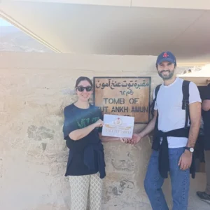 Clienti Egitto Unico davanti alla Tomba di Tutankhamon nella Valle dei Re durante l'escursione da Luxor