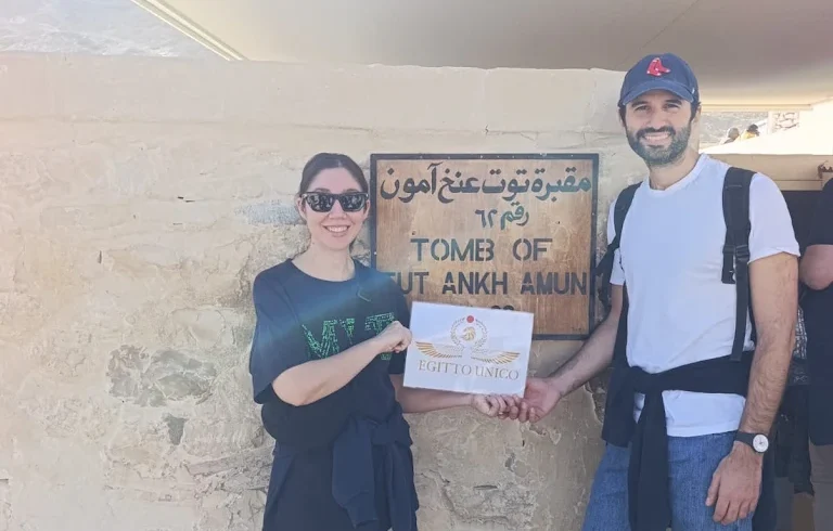 Clienti Egitto Unico davanti alla Tomba di Tutankhamon nella Valle dei Re durante l'escursione da Luxor