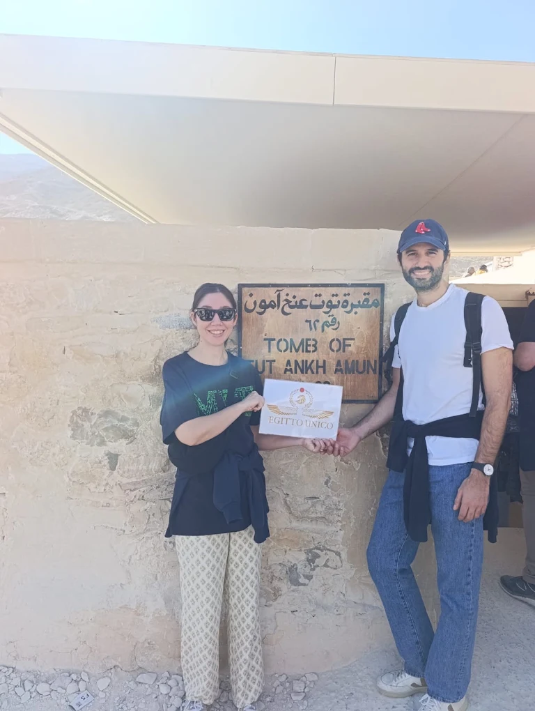 Clienti Egitto Unico davanti alla Tomba di Tutankhamon nella Valle dei Re durante l'escursione da Luxor