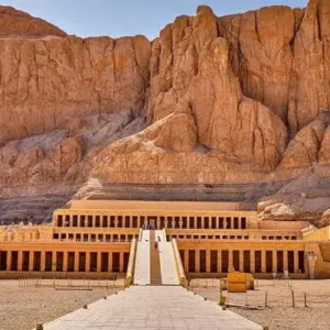 Tempio di Hatshepsut a Deir el-Bahari incastonato nella roccia, Luxor