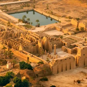 Vista aerea del Tempio di Karnak con lago sacro, piloni e sala ipostila, Luxor