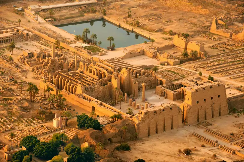 Vista aerea del Tempio di Karnak con lago sacro, piloni e sala ipostila, Luxor